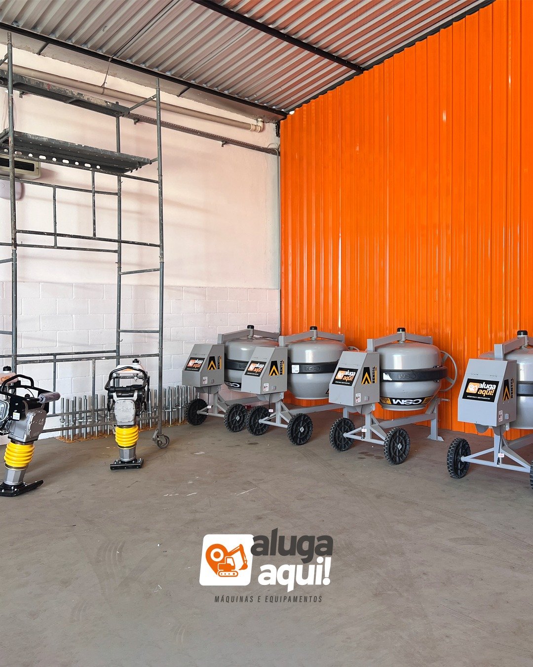 Betoneiras e equipamentos no estoque